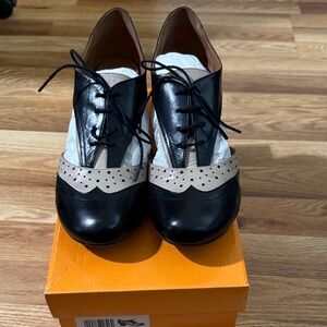 Miz Mooz Elegant Black and Cream Women's Oxford Shoes